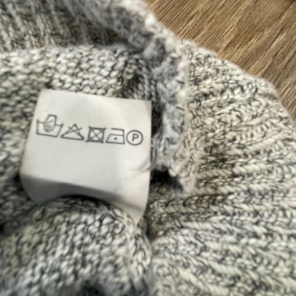 Brandy Melville V-Neck Sweater Gray OS Cozy Warm Winter - Picture 6 of 10